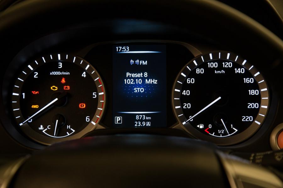 Панель приборов Nissan Frontier Double Cab 2016 года  (BR) (фото 6 из 40)